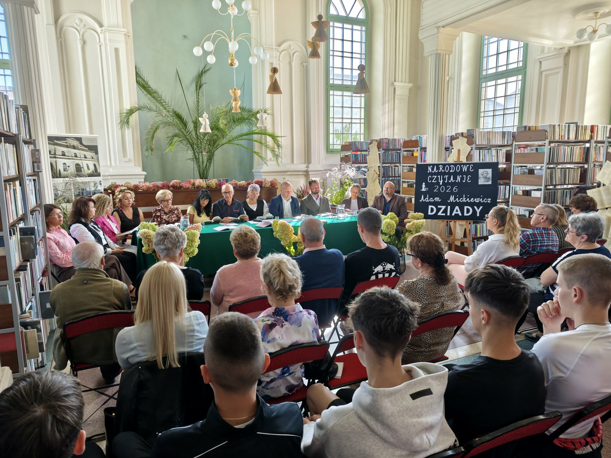 3. Na fotografii widzimy słuchaczy tegorocznego Narodowego Czytania.
