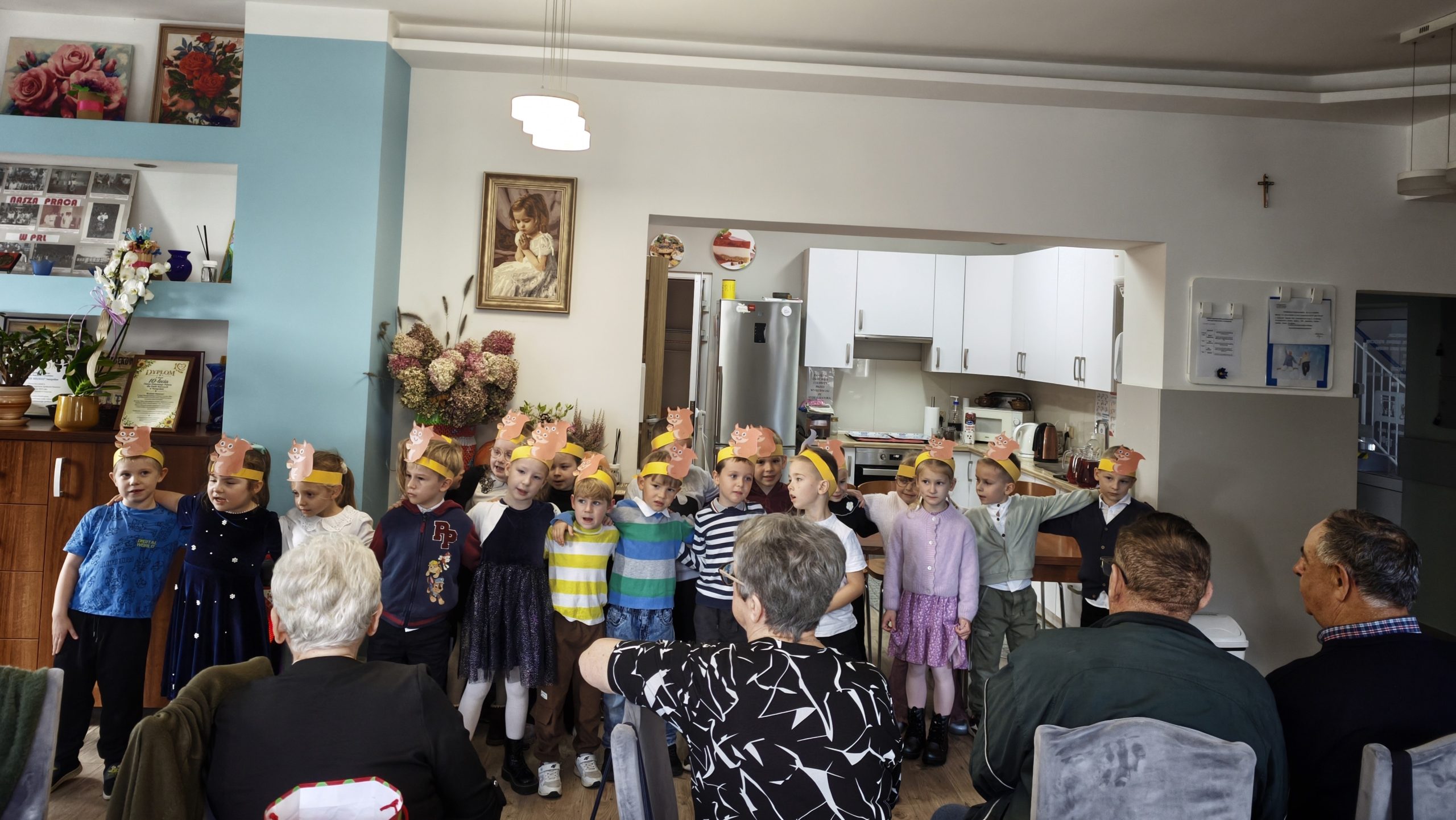 1 Zdjęcie przedstawia dzieci z przedszkola „ Zielony Zakątek ” w Sompolnie podczas występu artystycznego przygotowanego dla seniorów z DDP