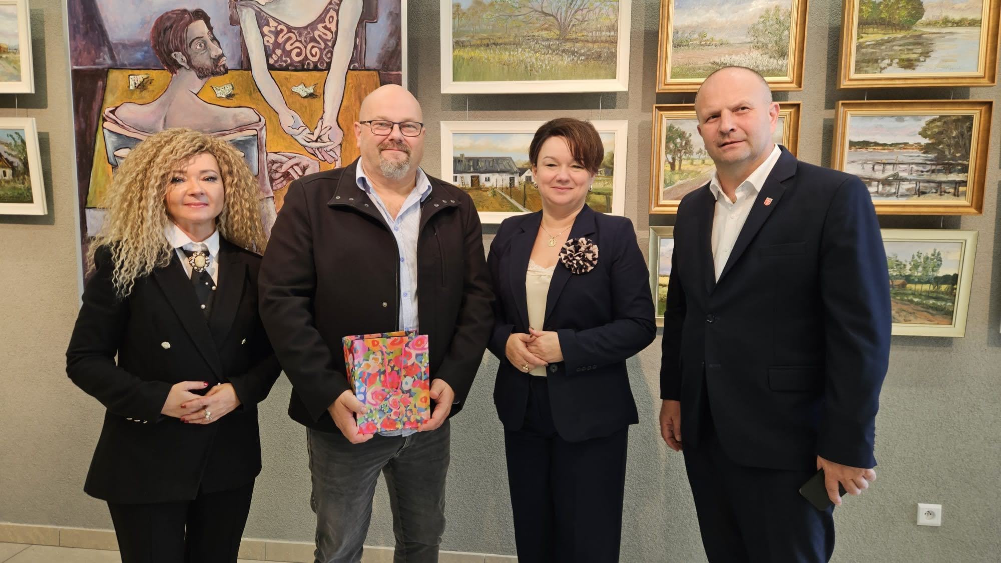 2) Na zdjęciu od lewej: Pani Anna Woźniak – zastępca burmistrza miasta Sompolno, Pan Tomasz Majewski – dyrektor MGOPS w Sompolnie, autor obrazów, Pani Aneta Niestrawska – sekretarz gminy Sompolno i Pan Waldemar Marciniak – burmistrz miasta Sompolno.