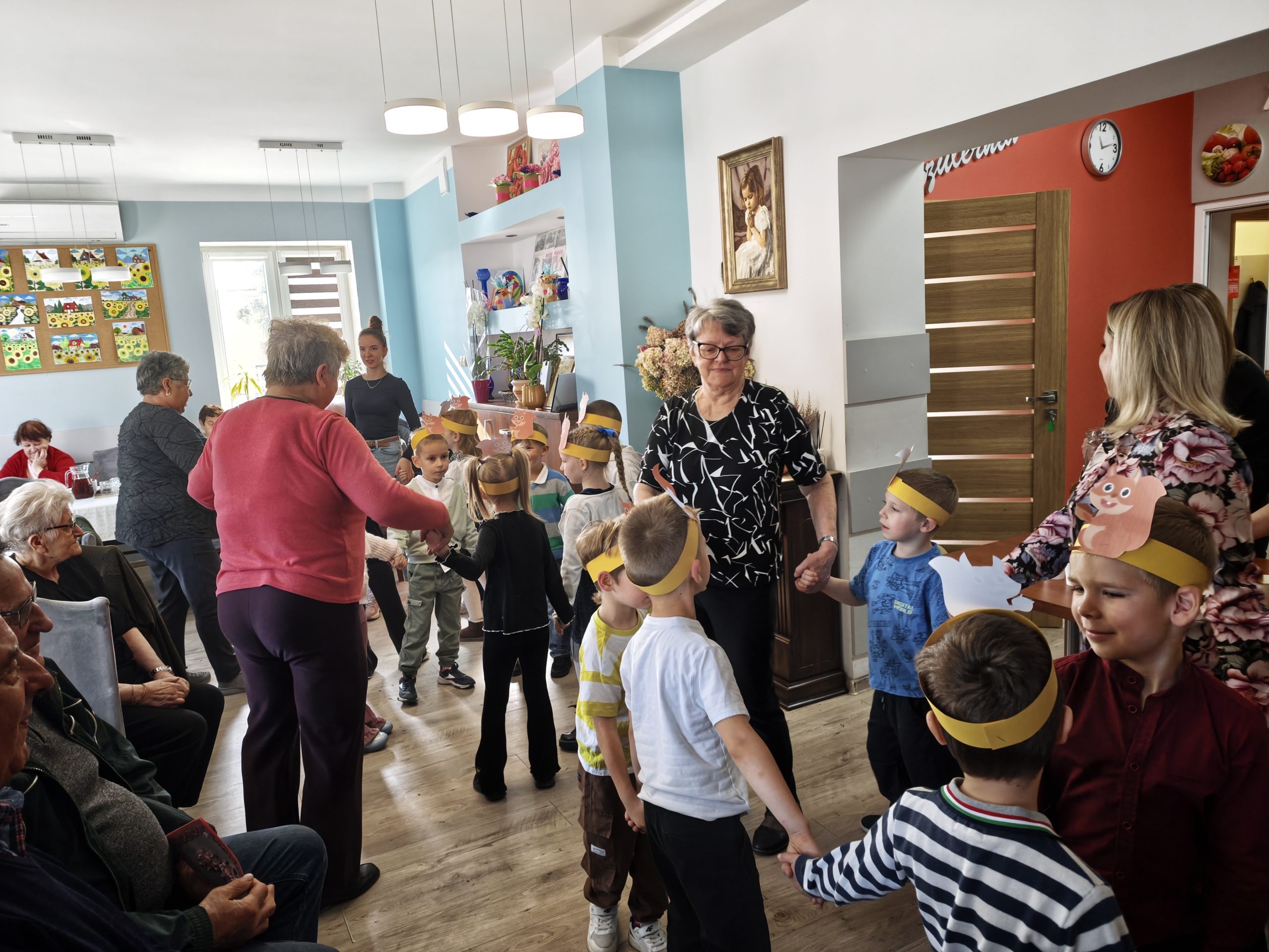 3. Zdjęcie przedstawia integrację dzieci z przedszkola wraz z seniorami z DDP, którzy wspólnie tańczą do piosenek przygotowanych na potrzeby występu artystycznego w DDP