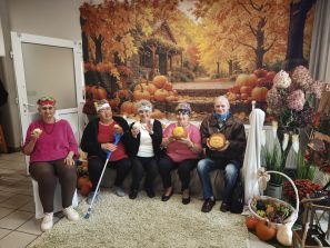 5. Zdjęcie grupowe wykonane w jesiennej scenerii w OREW Marianowo podczas pikniku pieczonego jabłka.