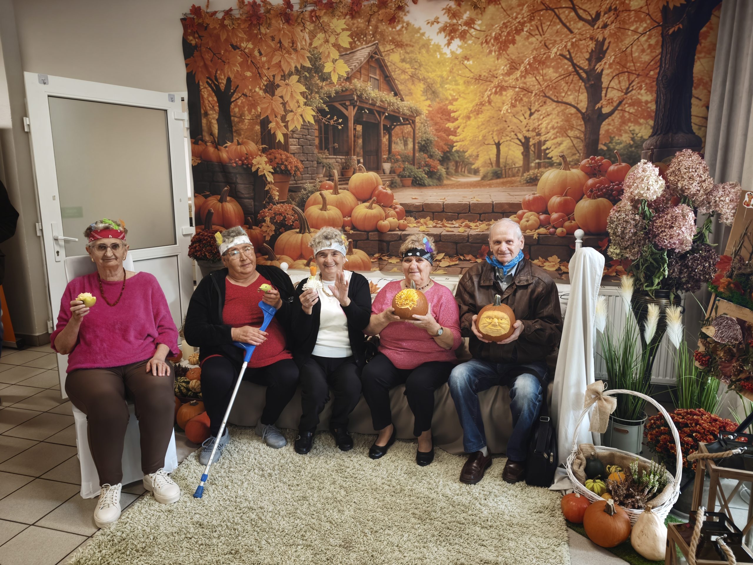 5. Zdjęcie grupowe wykonane w jesiennej scenerii w OREW Marianowo podczas pikniku pieczonego jabłka.