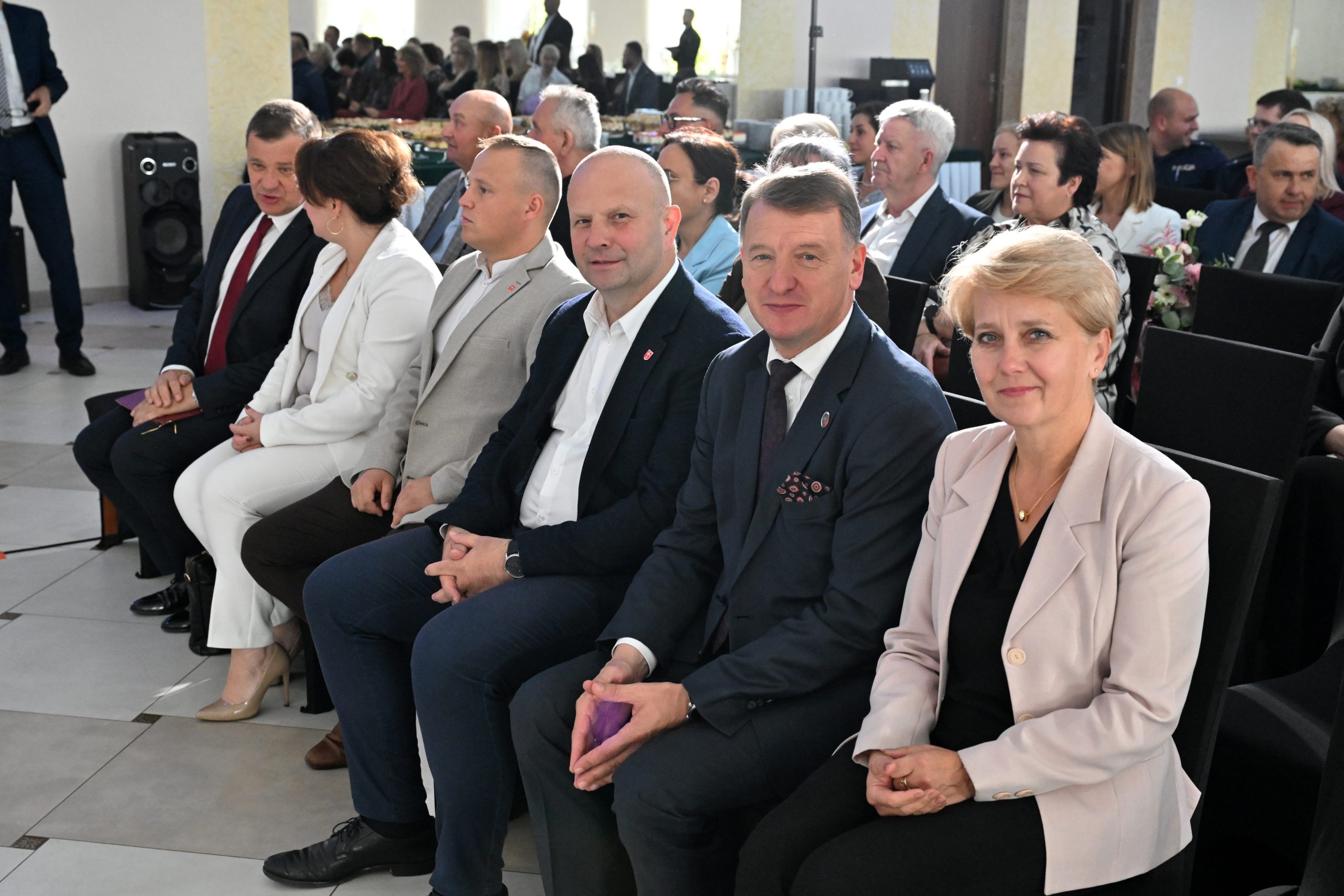 2) Na zdjęciu od prawej: Pani Katarzyna Fryza Starosta Konińska, Pan Leszek Galemba Senator RP, Pan Waldemar Marciniak Burmistrz Miasta Sompolno, Pan Przemysław Jankowski przedstawiciel Rady Miejskiej w Sompolnie, Pani Anet Niestrawska Sekretarz Gminy Sompolno oraz Pan Roman Bednarek były burmistrz miasta Sompolno.