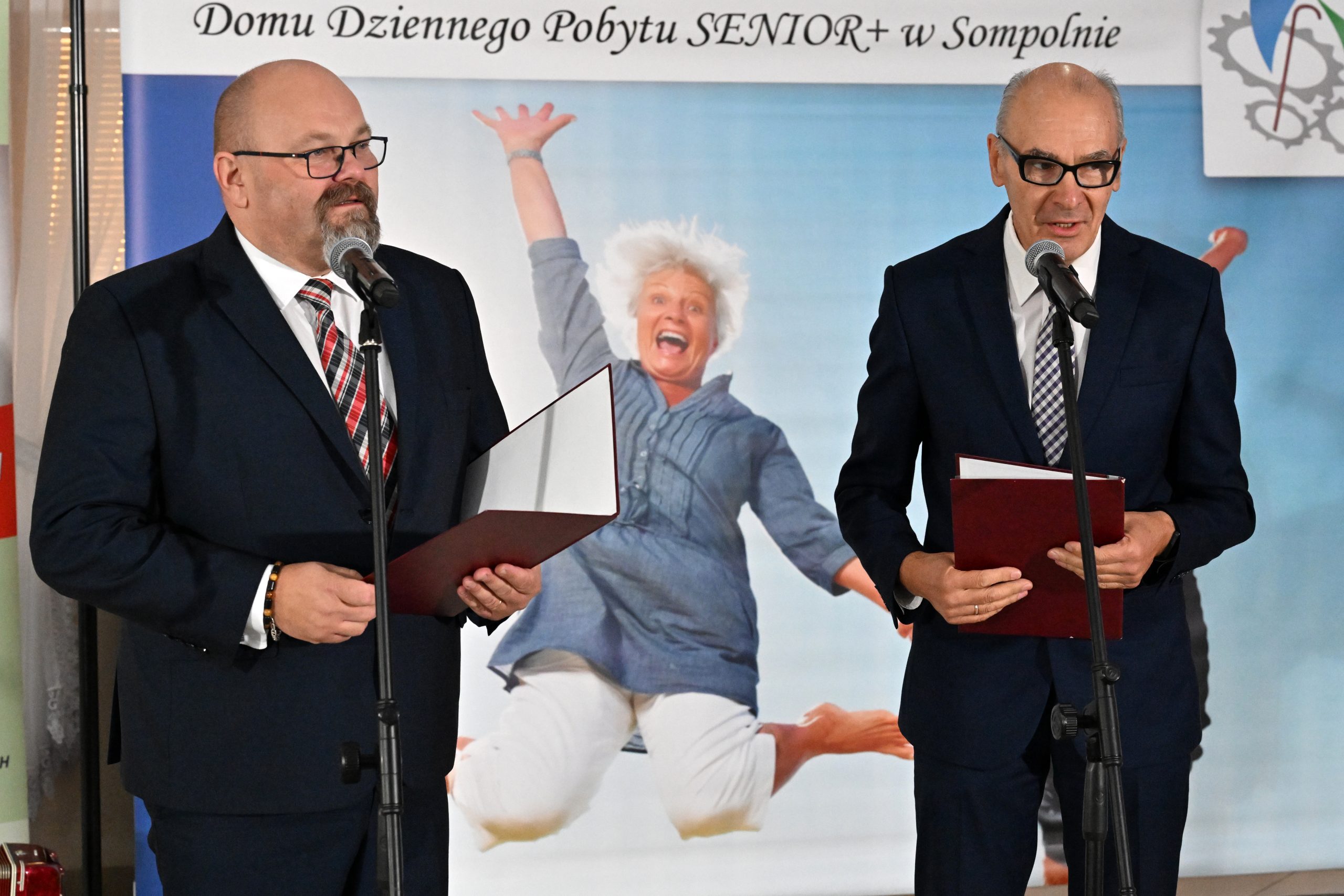 3) Na zdjęciu Pan Tomasz Majewski – Dyrektor Miejsko – Gminnego Ośrodka Pomocy Społecznej w Sompolnie oraz Pan Andrzej Prętnicki – radny miasta Sompolno.