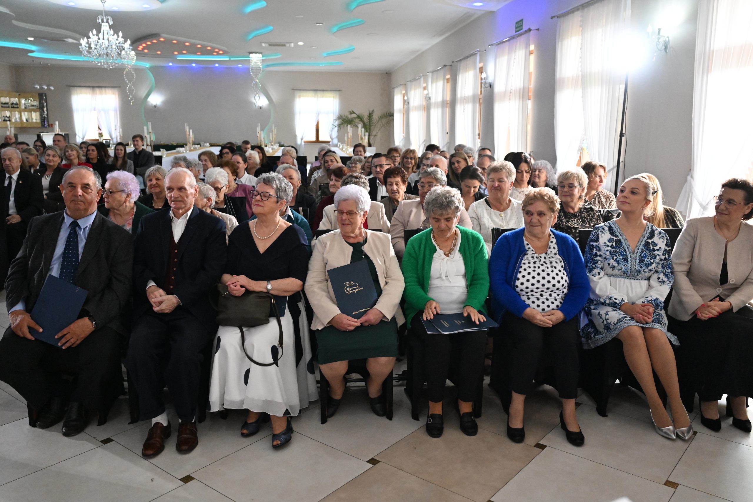 4) Zdjęcie przedstawia seniorów z DDP podczas gali 10-lecia