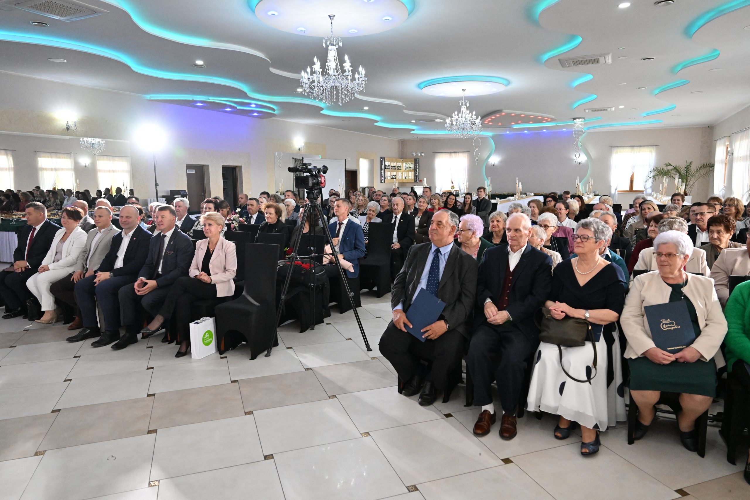 5) Zdjęcie przedstawia gości podczas 10 lecia DDP