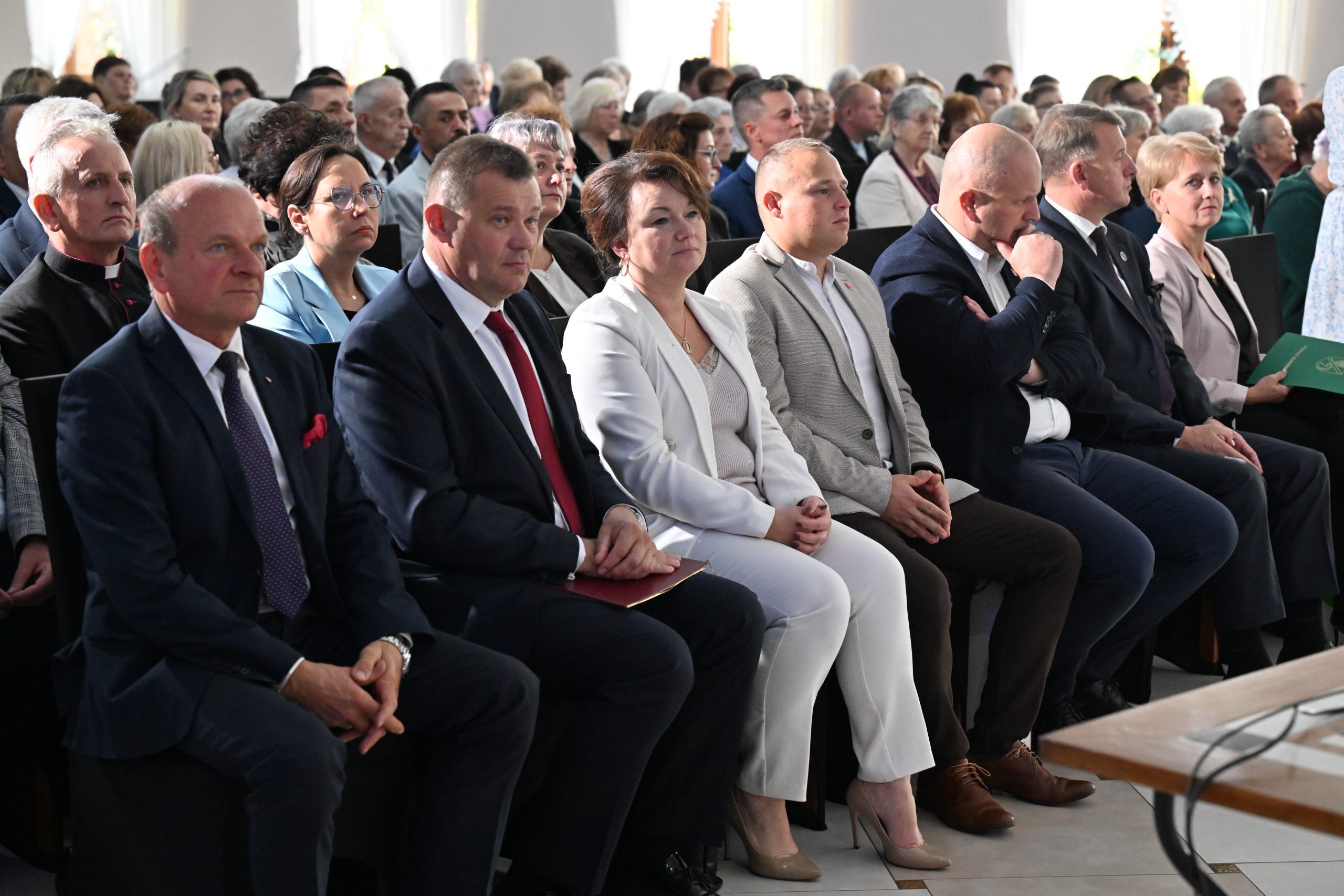 6) Na fotografii goście zaproszeni na 10-lecie DDP z Panem Grzegorzem Fiałkowskim od lewej.