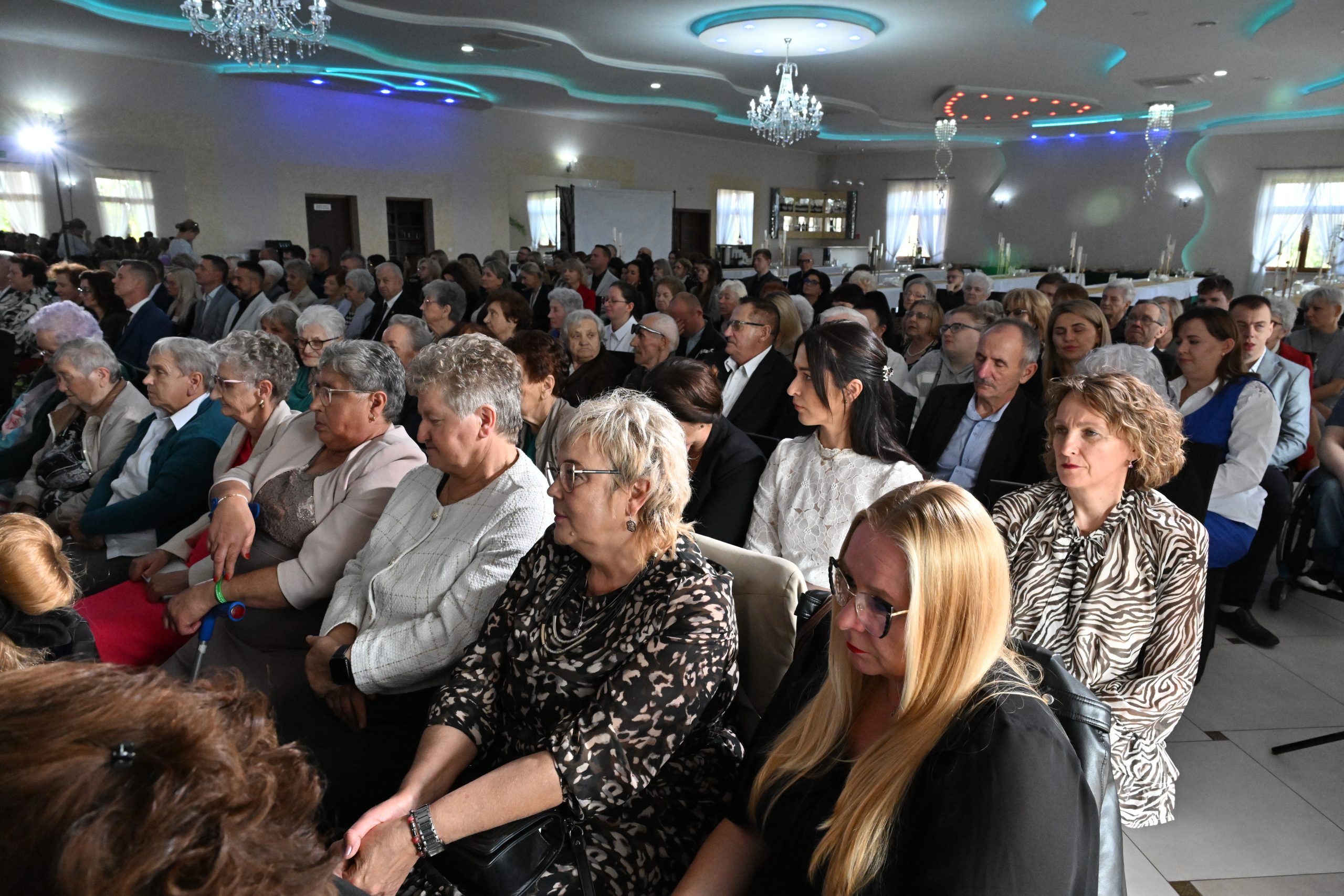 7) Na fotografii goście zaproszeni na 10-lecie DDP Senior+ w Sompolnie