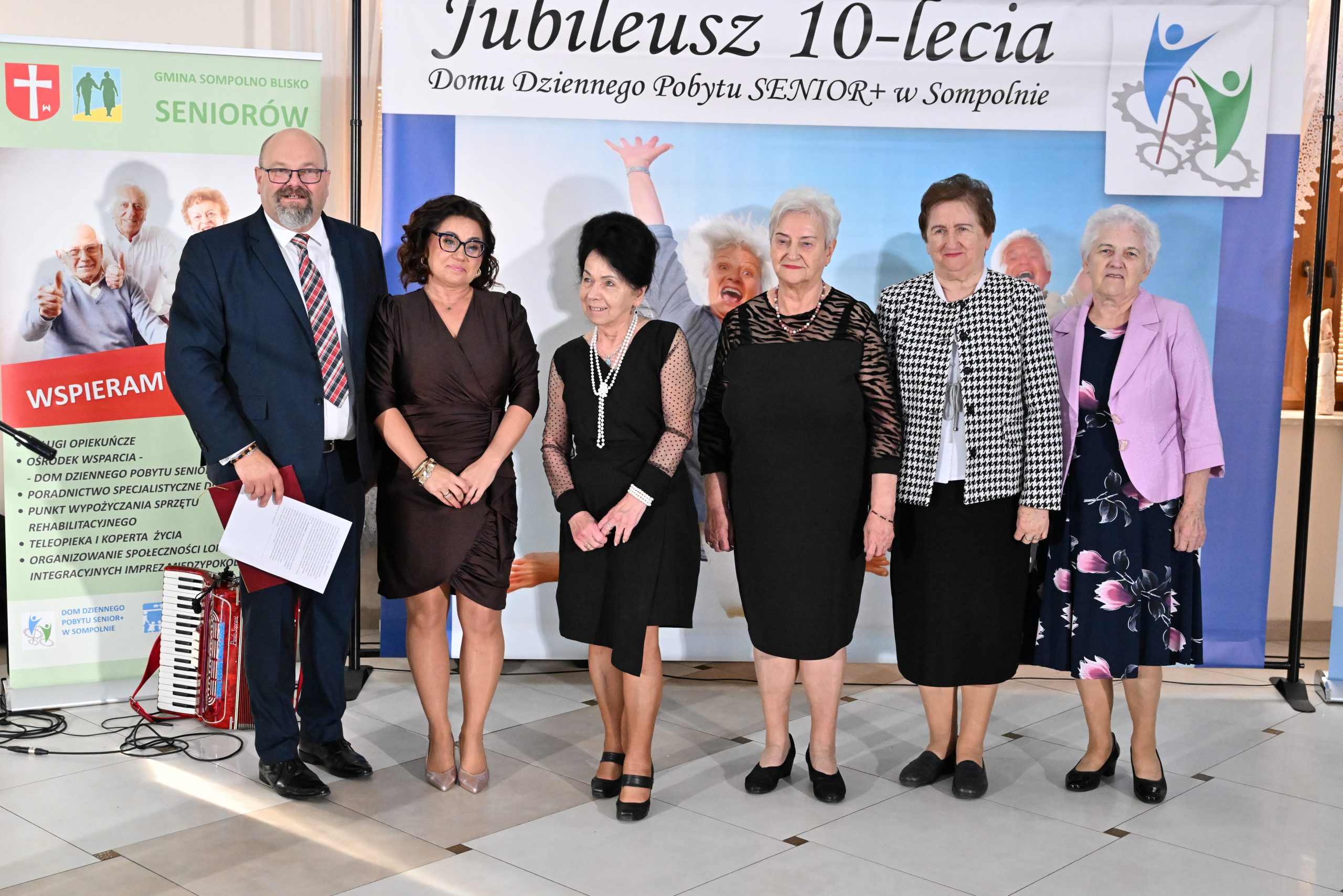 14) Zdjęcie przedstawia delegację z Dziennego Domu Senior+ z Kazimierza Biskupiego