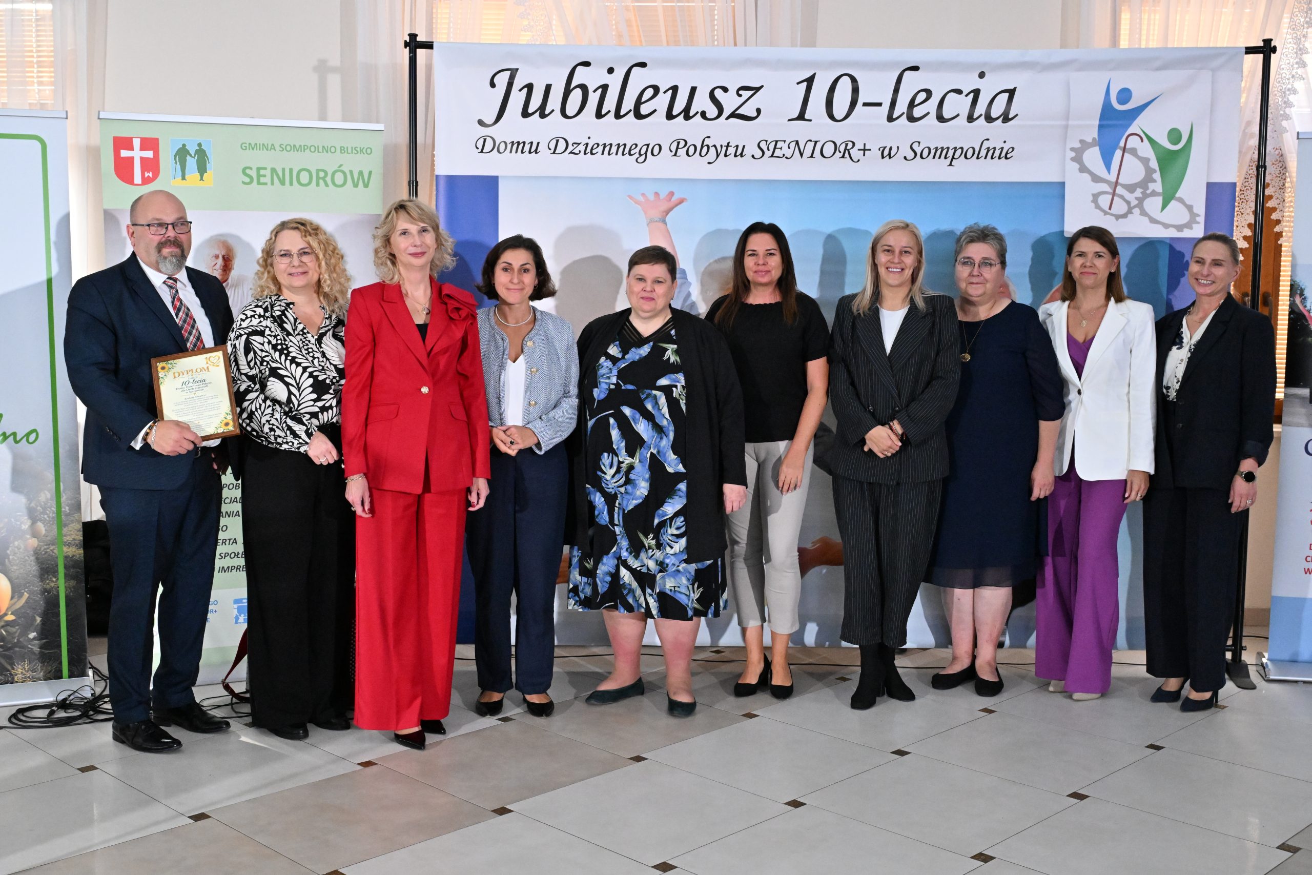 15) Zdjęcie przedstawia dyrektorów lokalnych instytucji