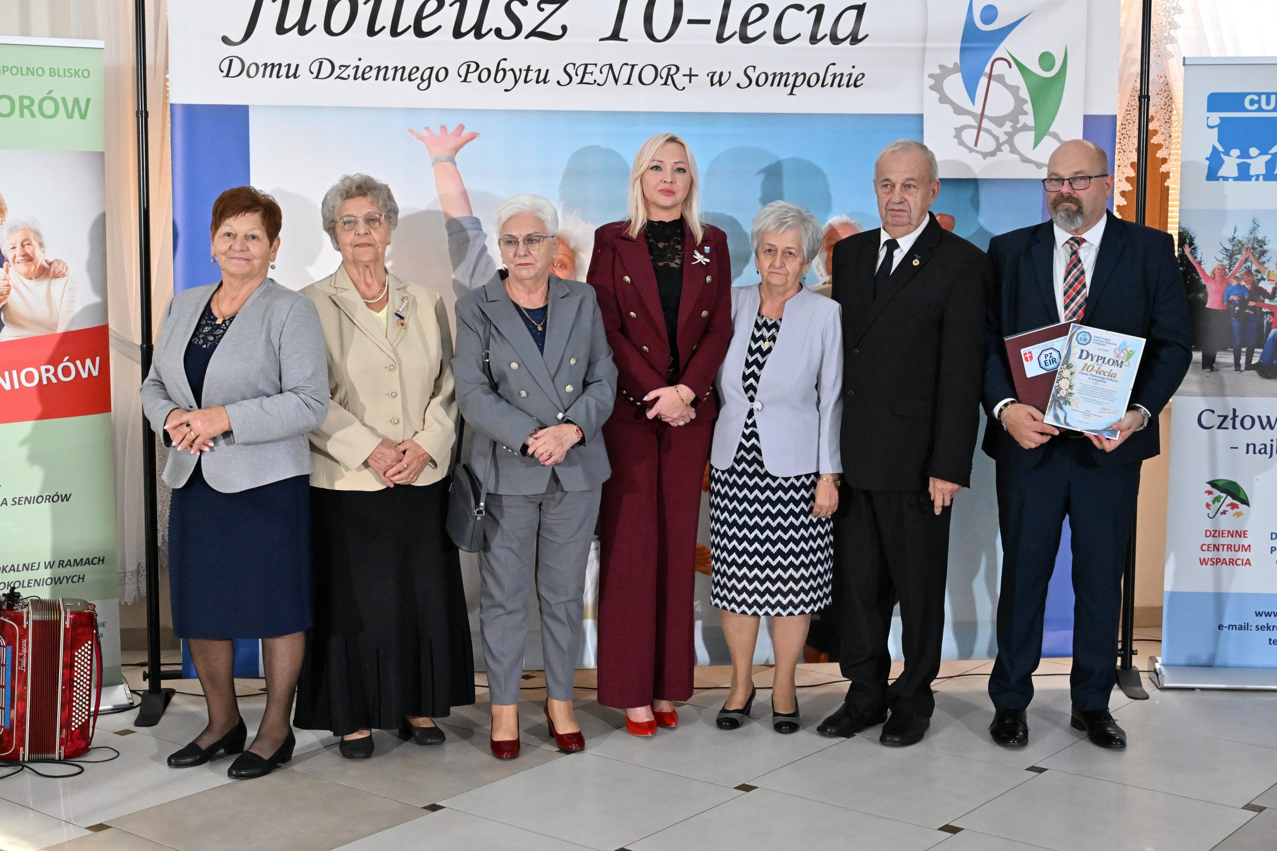 16) Na fotografii delegacja ze Związku Emerytów i Rencistów z Sompolna oraz Pani Katarzyna Janicka – była dyrektorka MGBP w Sompolnie