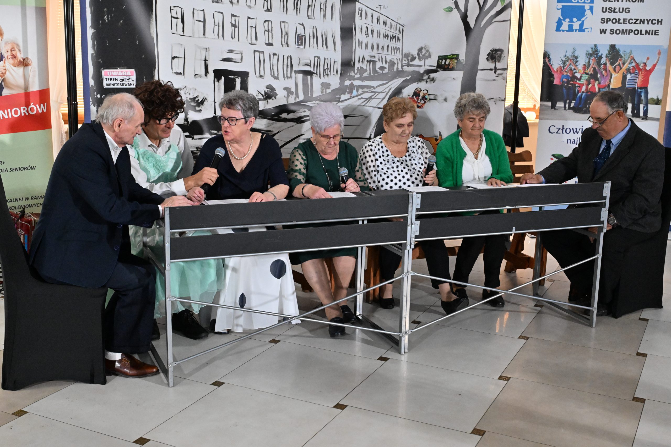 18) Fotografia przedstawia scenkę ze sztuki pt. „Co słychać sąsiadko?”