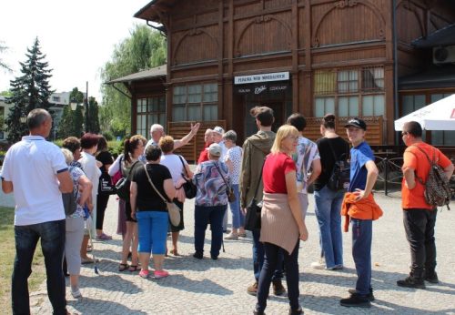 Grupa zwiedzających przy pijalni wód mineralnych.