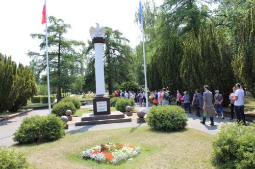 Zdjęcie przedstawia spacer przy pomniku Romualda Traugutta.