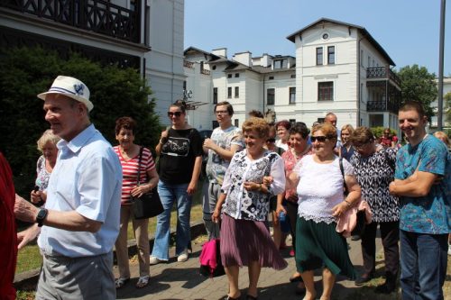 Zdjęcie przedstawia spacer ulicami Ciechocinka.