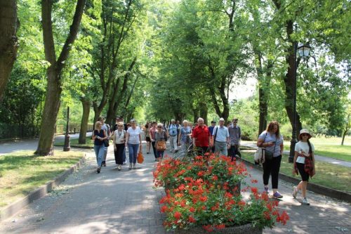Na zdjęciu cała grupa podczas spaceru przez park zdrojowy.